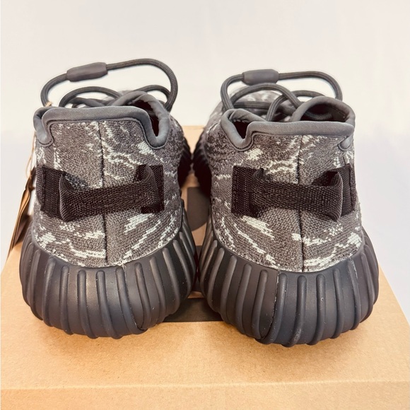 Adidas YEEZY Boost 350 V2 - Picture 8 of 12